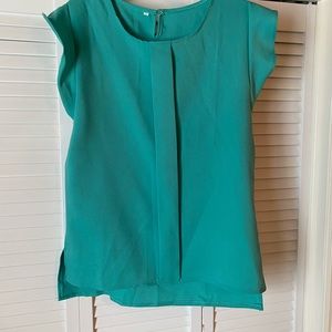 Green ruffle sleeve blouse ! 💚 size medium